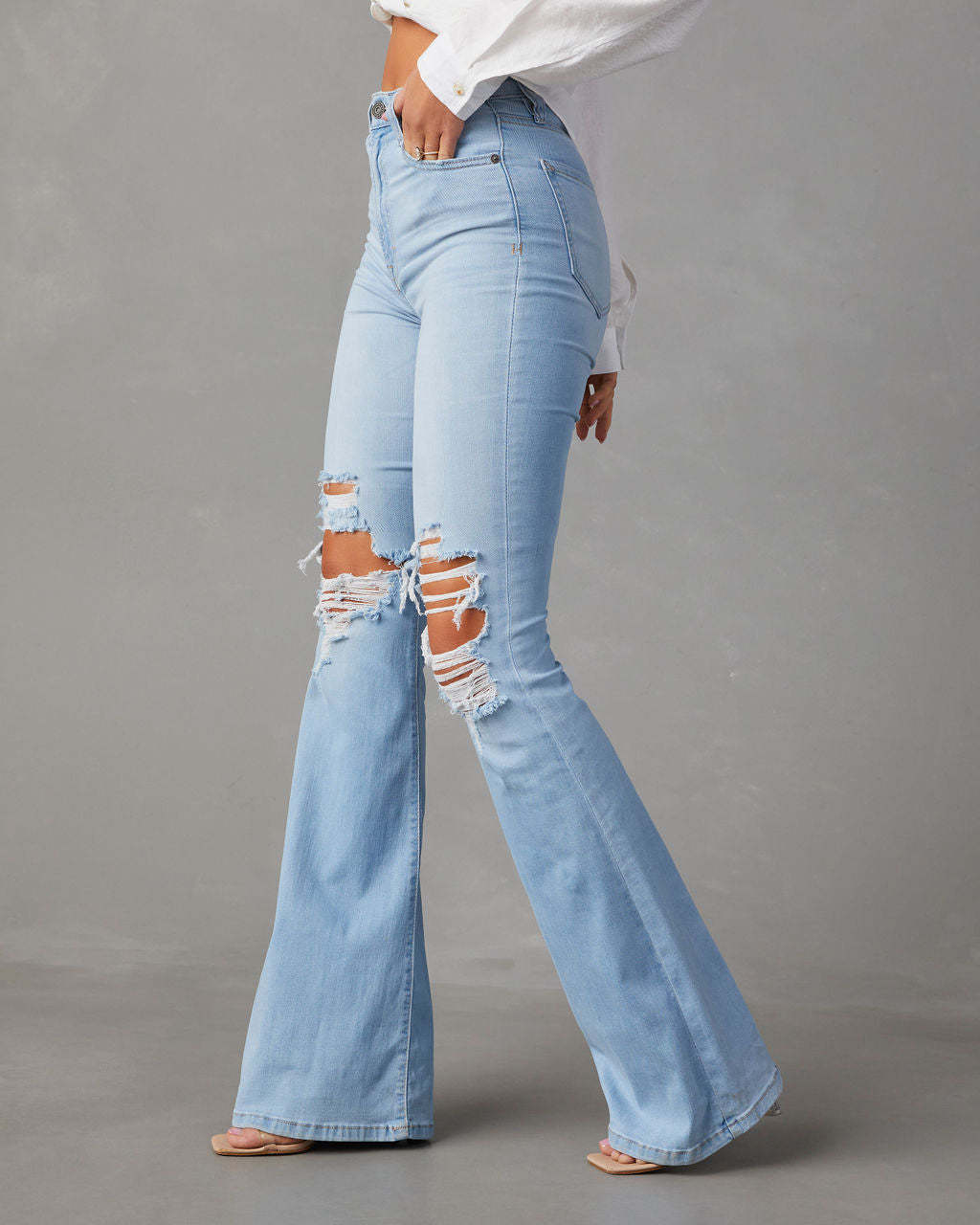 Light blue high-waisted wide-leg denim jeans for women 